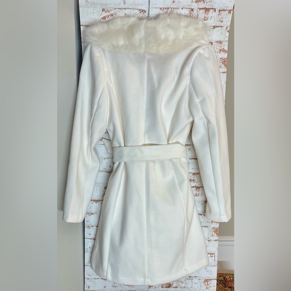 Haute Monde White Trench Coat with Faux Fur Collar**priced to sell** - Picture 2 of 2